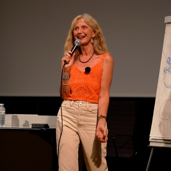 Lalitha lors de la conférence au salon de Toulouse en 2023