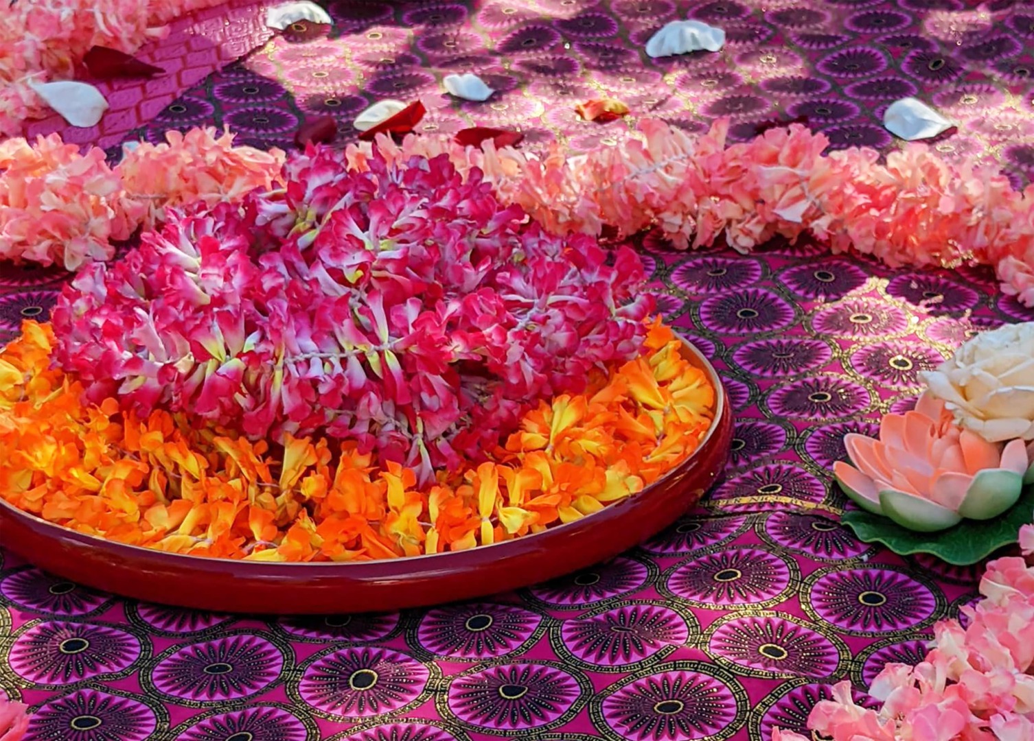 guirlandes de fleurs lors d'une cérémonie de mariage